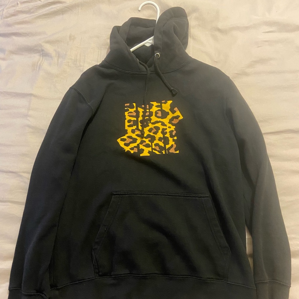 Undefeated Hoodie Black. Size medium